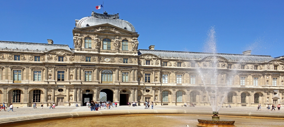 Louvre_Museum