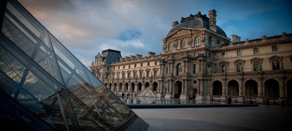Louvre_Museum
