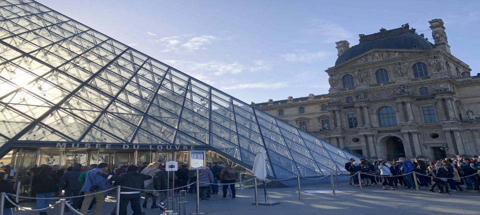 Louvre_Museum